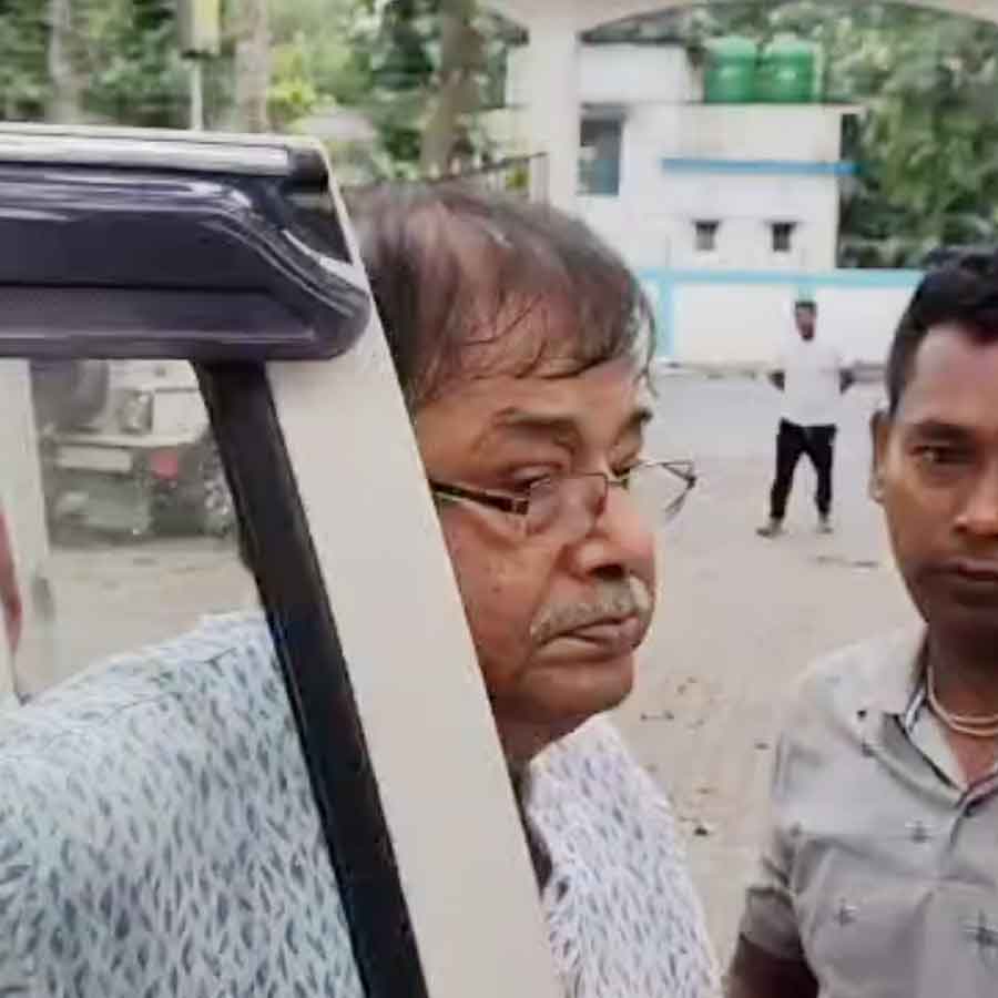 দিনহাটা থানায় ঢুকছেন উদয়ন গুহ। বৃহস্পতিবার সকালে।