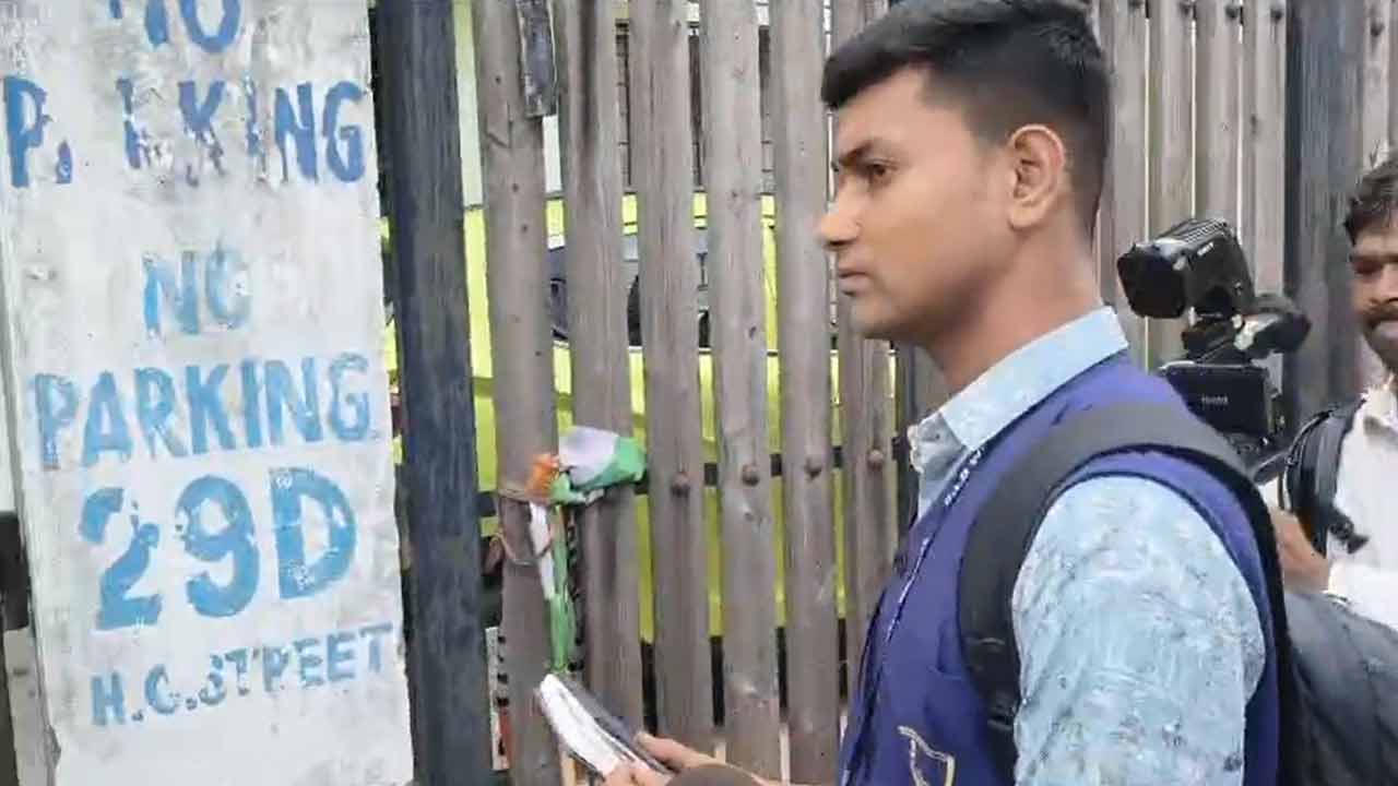কালীঘাটের হরিশ চ্যাটার্জি স্ট্রিটে সিআইডি আধিকারিক।