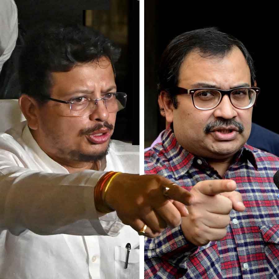 (বাঁ দিকে) ঋতব্রত বন্দ্যোপাধ্যায় এবং কুণাল ঘোষ (ডান দিকে)।