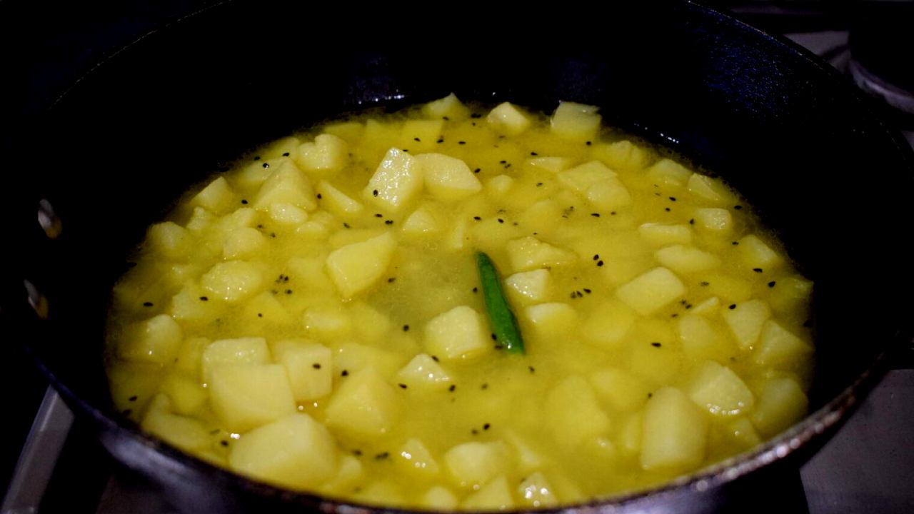 আলু চচ্চড়িও বানানো যায় খুব সহজে।