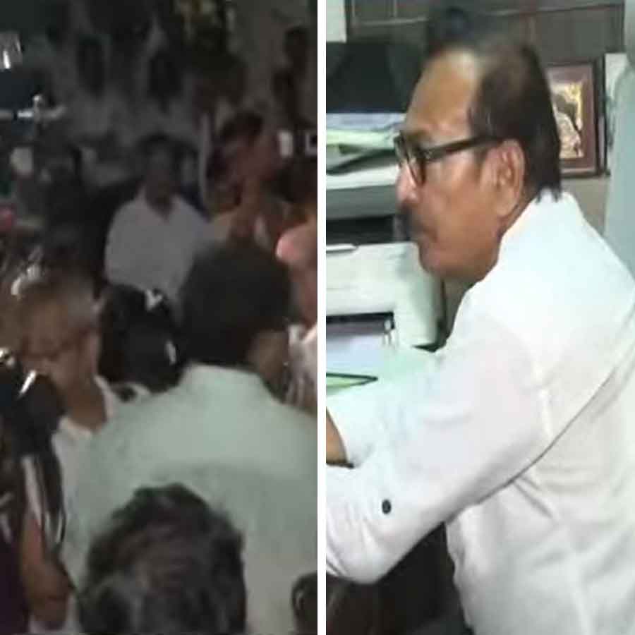 Some lawyers show agitation against Arup Biswas in Kolkata Judges court dgtl