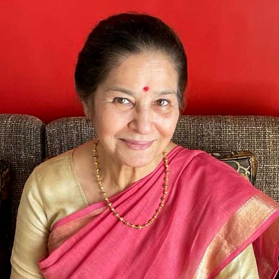 বিয়ের সিদ্ধান্ত প্রসঙ্গে কী বললেন অভিনেত্রী সুহাসিনী মুলে?