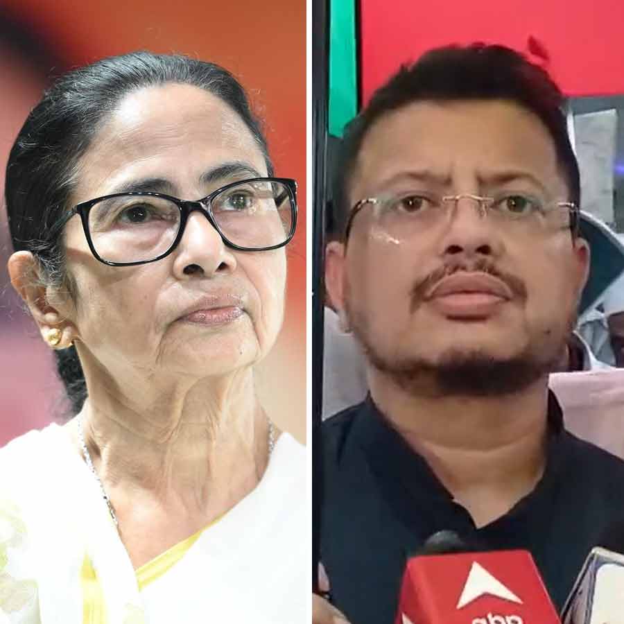 (বাঁ দিকে) প্রাক্তন মুখ্যমন্ত্রী মমতা বন্দ্যোপাধ্যায়। বিরোধী দলনেতা ঋতব্রত বন্দ্যোপাধ্যায় (ডান দিকে)।