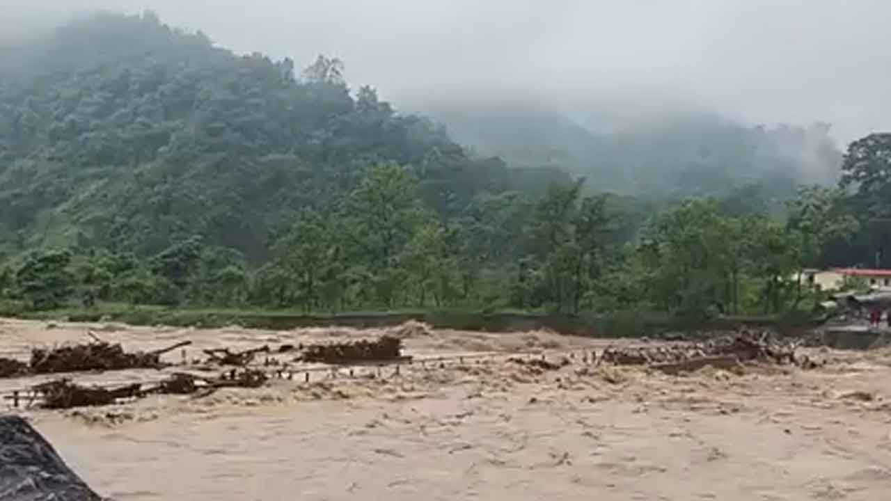 বালাসন নদীর জলের তোড়ে ভেসে গিয়েছে দুধিয়ার বিকল্প সেতুটিও। 