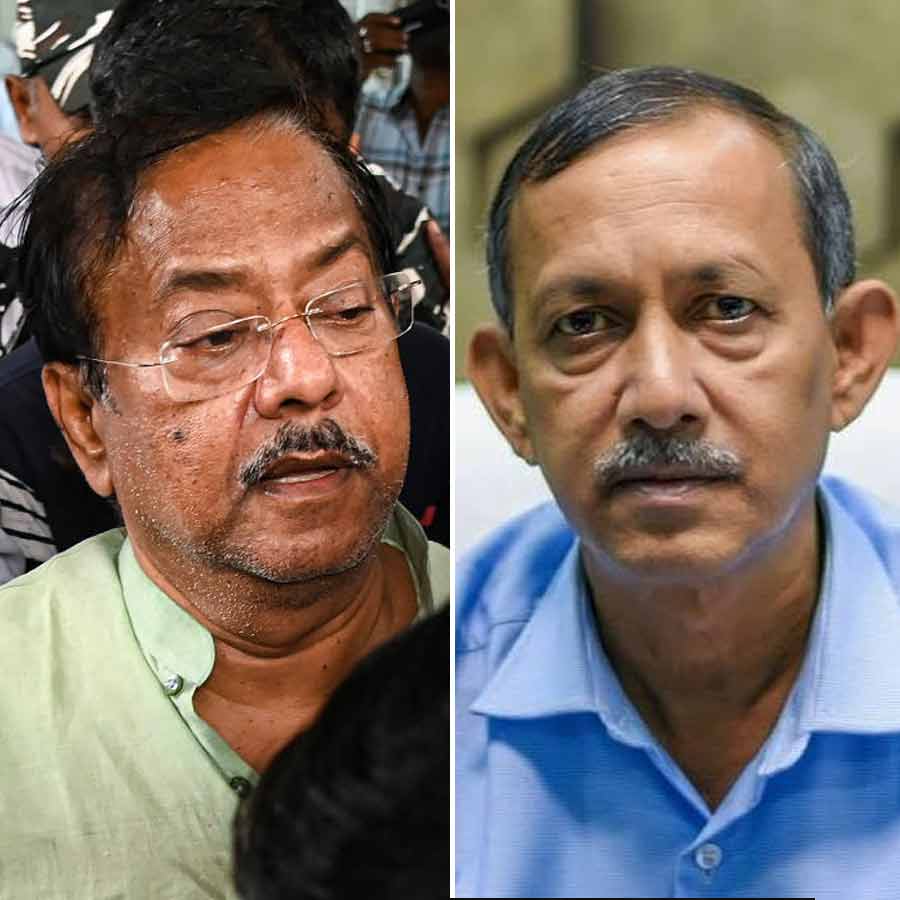 (বাঁ দিকে) জ্যোতিপ্রিয় মল্লিক এবং গৌতম দেব (ডান দিকে)।
