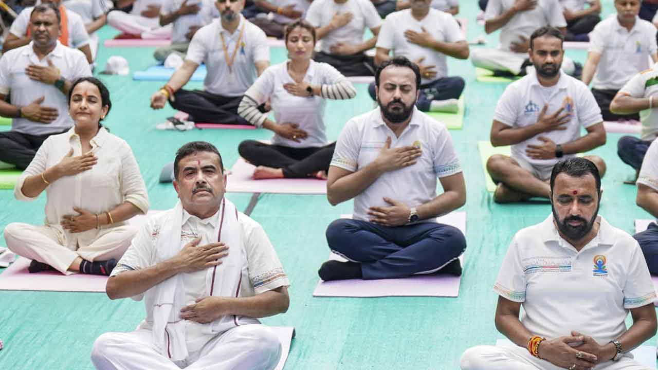 যোগ দিবসের কর্মসূচির আগে যোগাসন শুভেন্দু অধিকারীর। রয়েছেন অন্য মন্ত্রীরাও। শুক্রবার সকালে কলকাতা পুরসভা চত্বরে।