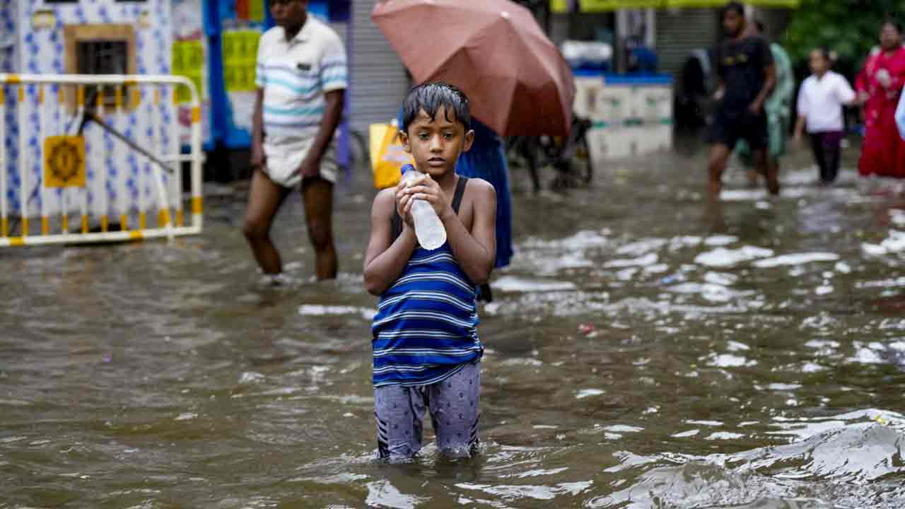 শুক্রবারের বৃষ্টিতে জলমগ্ন কলকাতার রাস্তা। ছবি: পিটিআই।