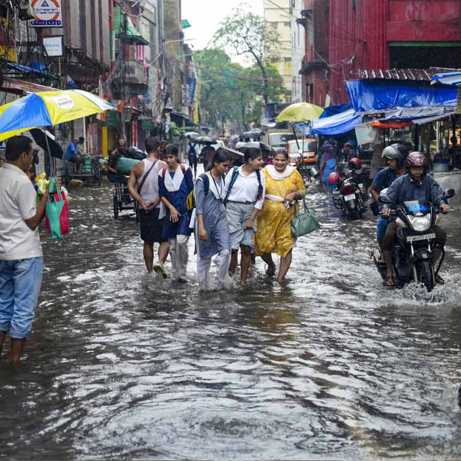 শুক্রবারের বৃষ্টিতে জলমগ্ন কলকাতার রাস্তা। ছবি: পিটিআই।