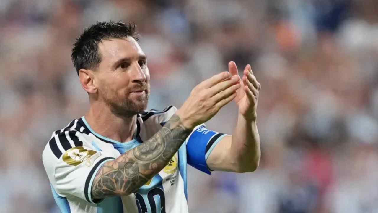 নিয়মিত যোগাসন করেন মেসি।