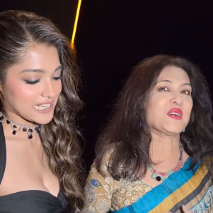 ছবির প্রিমিয়ারের রাতে মা-মেয়ে। 