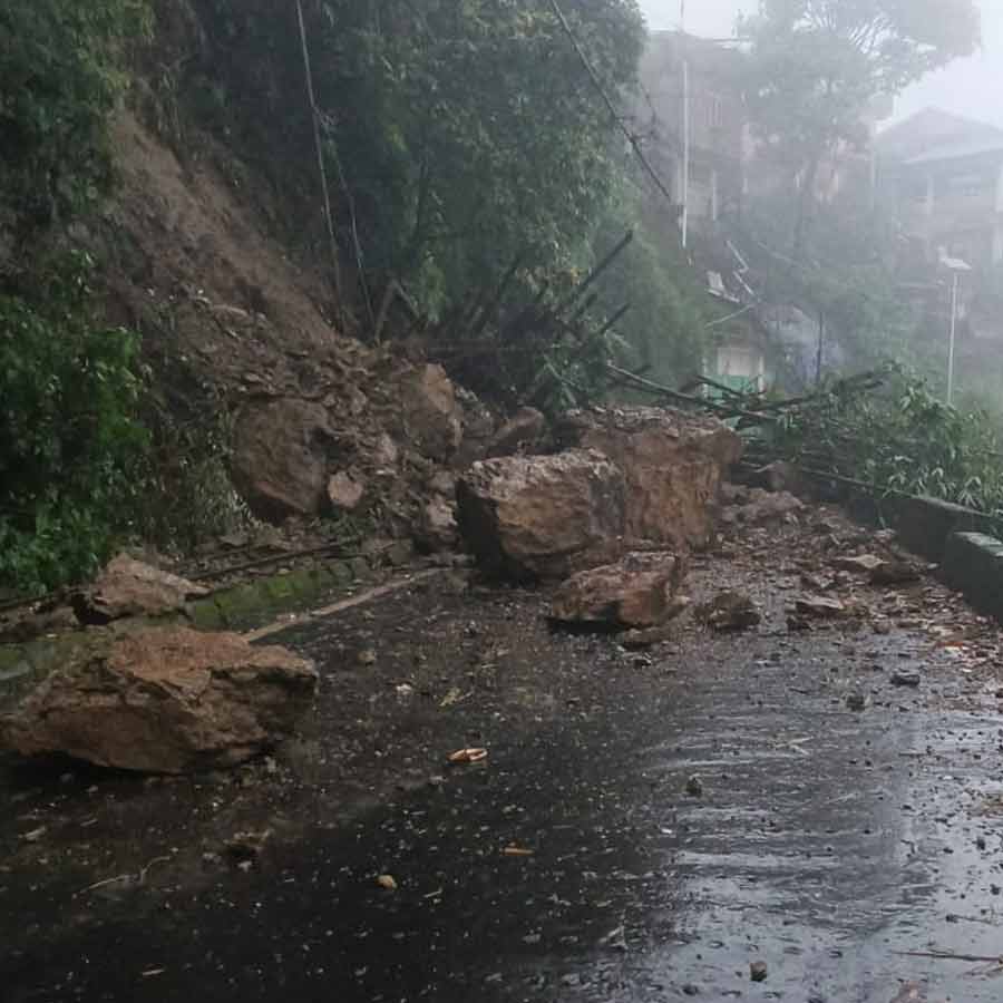 দার্জিলিংগামী ১১০ নম্বর জাতীয় সড়কে ধস।