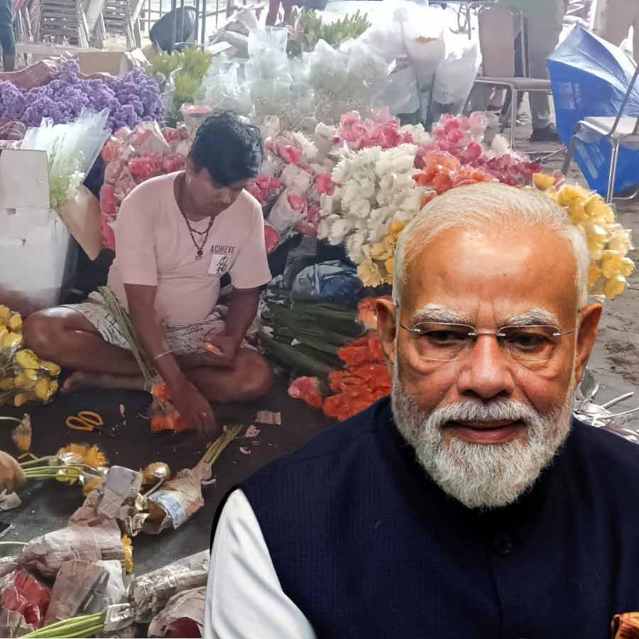 Prime Minister Narendra Modi will be present in West Bengal Day celebration in Tarkeshwar where the stage is being prepared with flowers dgtld