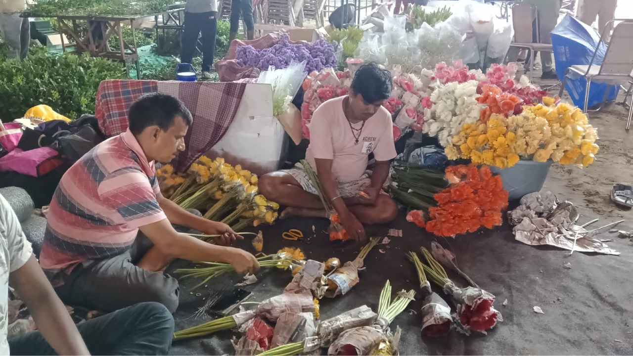 মঞ্চসজ্জার কাজে ব্যস্ত কারিগরেরা।