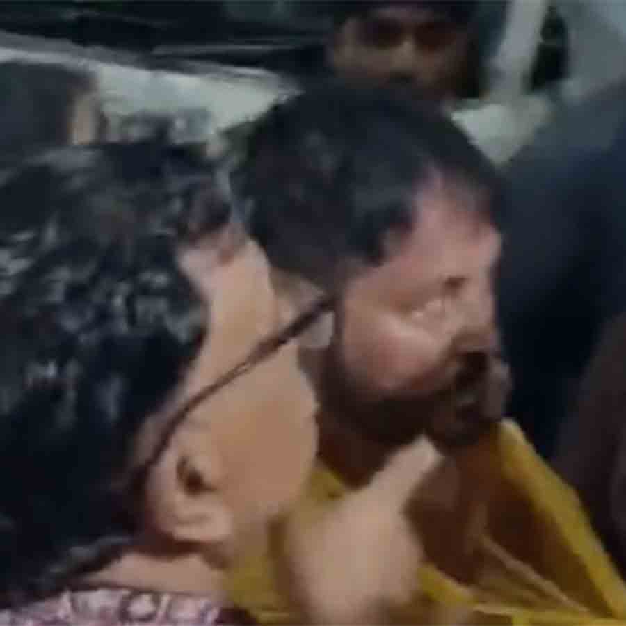 অভিযুক্ত ব্যক্তি (হলুদ পোশাক)।