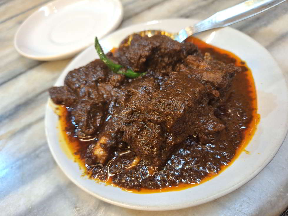পুরনো দোকানের কষা মাংসের কথা হলে শোভাবাজারের মিত্র ক্যাফেকে রাখতেই হবে তালিকায়।