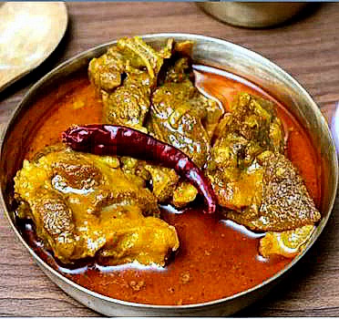 এক সারিতে রাখা না গেলেও এক্সক্ল্যুসিভ বাঙালি খাবারের রেস্তরাঁ কস্তুরীর কষামাংসের কথা বলতেই হয়।