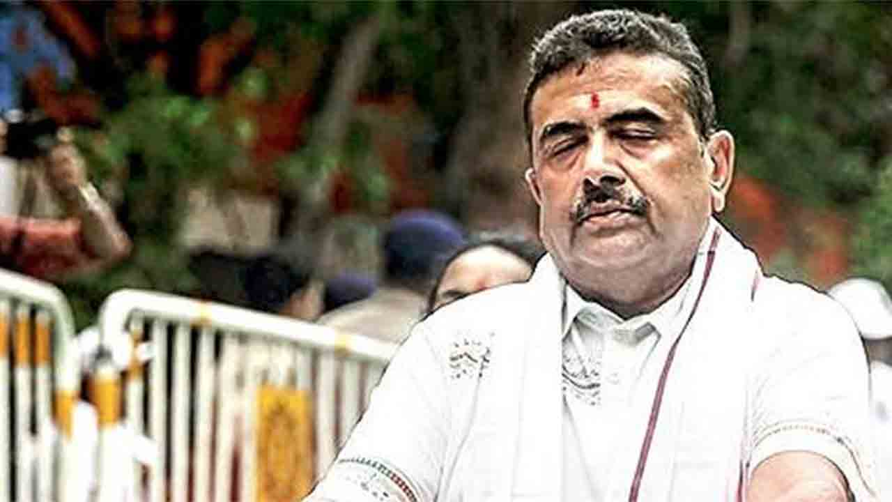 ‘আন্তর্জাতিক যোগ দিবস’ উপলক্ষে শুক্রবার মহাকরণের সামনে যোগাসন মুখ্যমন্ত্রী শুভেন্দু অধিকারীর।