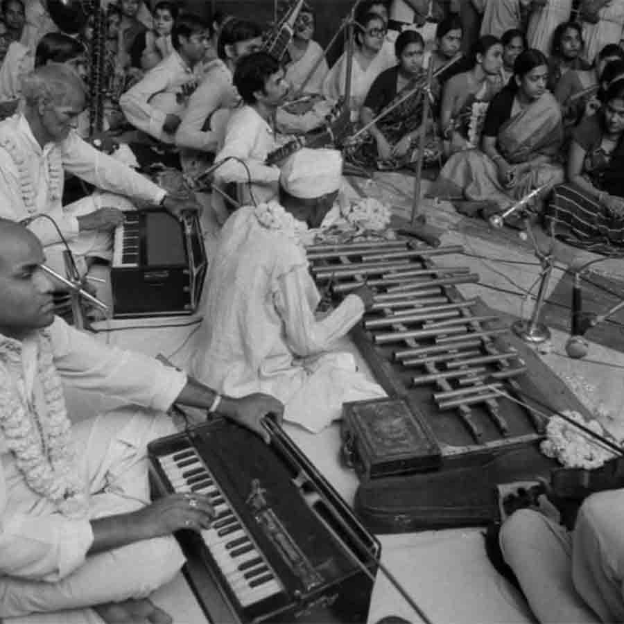 ঐকতান: মাইহার ব্যান্ড, আশির দশকে কালীঘাট মন্দিরে।
