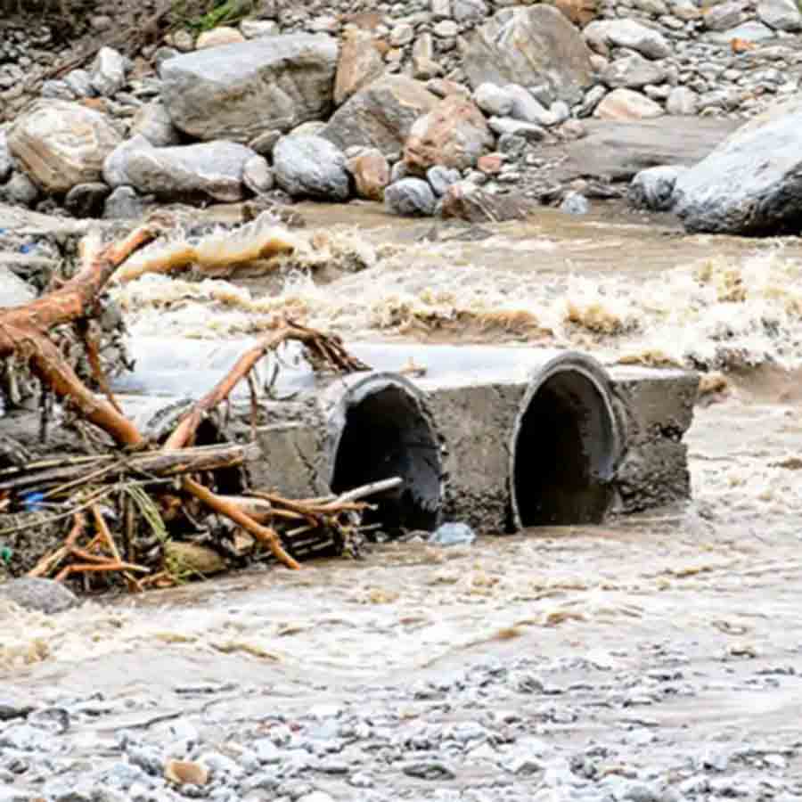 পাহাড়ে ভারী বৃষ্টির জেরে জল বেড়েছে বালাসন নদীতে। স্রোতে ফের ভেঙেছে হিউম পাইপের অস্থায়ী সেতু। শুক্রবার কার্শিয়াংয়ের দুধিয়ায়।