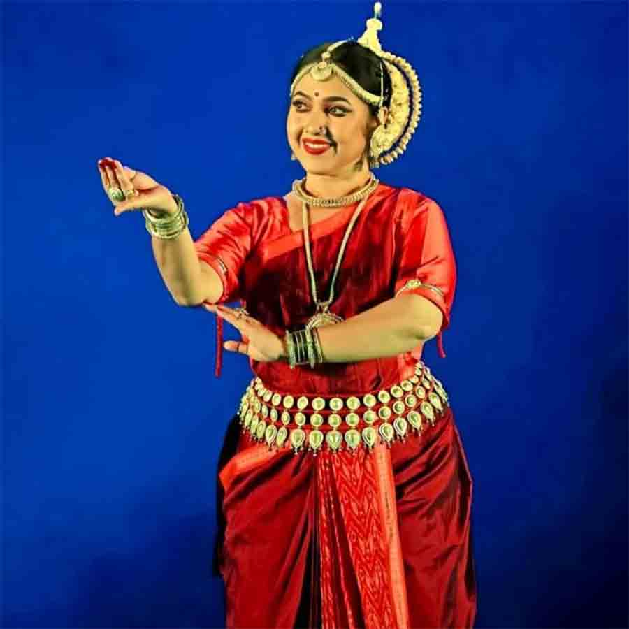 নৃত্য পরিবেশনে দেবমিত্রা।