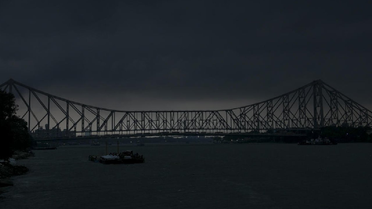 কালো মেঘে ঢেকেছে কলকাতার আকাশ।