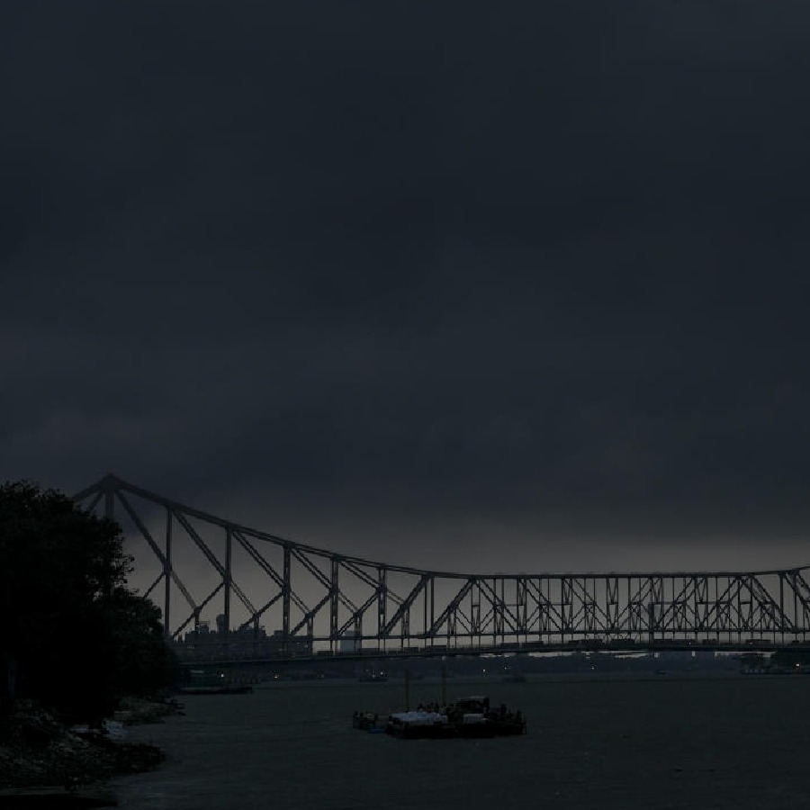 কালো মেঘে ঢেকেছে কলকাতার আকাশ।