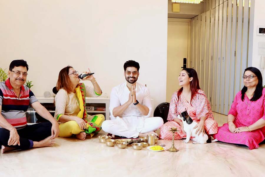 মুম্বই নগরীতে আপাদমস্তক বাহারি বাঙালি পদ পরিবেশন করা হয় পর্দার ‘রাম’কে।
