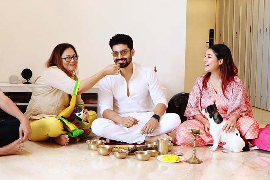 রেঁধে বেড়ে জামাইকে নিজের হাতে খাওয়াতে ভালবাসেন শাশুড়ি শবরী। 