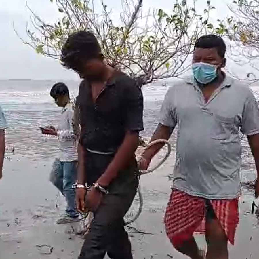 অভিযুক্ত যুবককে নিয়ে ঘটনাস্থলে পুলিশ। নিজস্ব চিত্র।