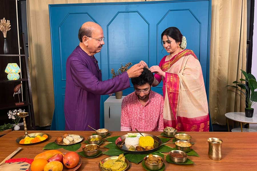 প্রতি বছর নিয়ম করে ‘জামাইষষ্ঠী’ পালন করেন তারকাদম্পতি গৌরব চক্রবর্তী ও ঋদ্ধিমা ঘোষ। আগে ঋদ্ধিমার মা, জামাই গৌরবের জন্য তাঁর পছন্দের পাঁঠার মাংস রাঁধতেন। এখন তাই গৌরবের জন্য সেই রান্না ঋদ্ধিমা নিজেই করেন। তাঁদের বাড়িতে থাকেন অনন্তদা, তিনি ঋদ্ধিমার মায়ের কাছেই রান্না শিখেছেন। গৌরবের জন্য নানা পদের আয়োজন করেন তিনি।