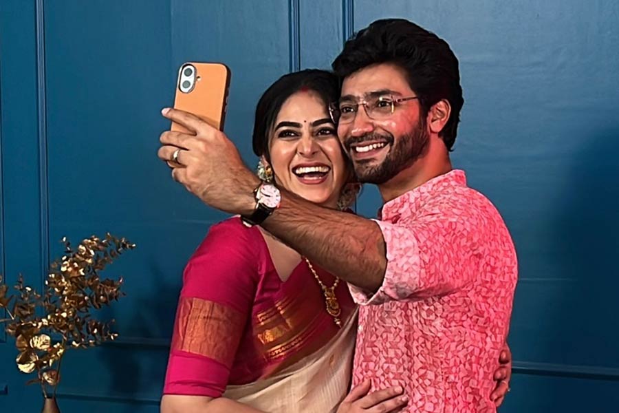 এই বছর ঋদ্ধিমার বাবা বিশাখ কুমার ঘোষের রান্নায় হাতেখড়ি। তিনি জামাইয়ের জন্য কষিয়ে রাঁধলেন পাঁঠার মাংস। কব্জি ডুবিয়ে শ্বশুরের হাতের প্রথম রান্না খেতে উদ্‌গ্রীব গৌরব। আসলে ঋদ্ধিমার সঙ্গে বিয়ের আগে থেকেই শ্বশুর-জামাইয়ের বন্ধুত্ব গভীর। 