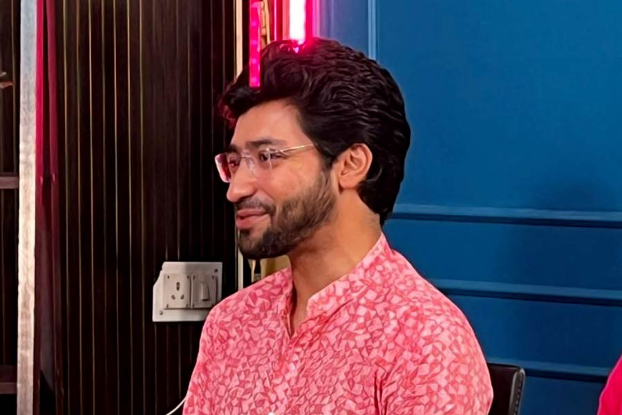 কোভিড পরিস্থিতিতেও শ্বশুরমশাই জামাই-আদর থেকে গৌরবকে বঞ্চিত রাখেননি। অতিমারির বিধিনিষেধ মেনেই দরজার গোড়ায় রেখে গিয়েছিলেন জামাইয়ের পছন্দের খাবার। সে বারেও ছিল চিংড়ির কাটলেট, পাঁঠার বিশেষ পদ। পরে ভিডিয়োকলে আশীর্বাদ সেরেছিলেন। গৌরব-ঋদ্ধিমার বন্ধুরাও অভিনেত্রীর বাবার ভক্ত।