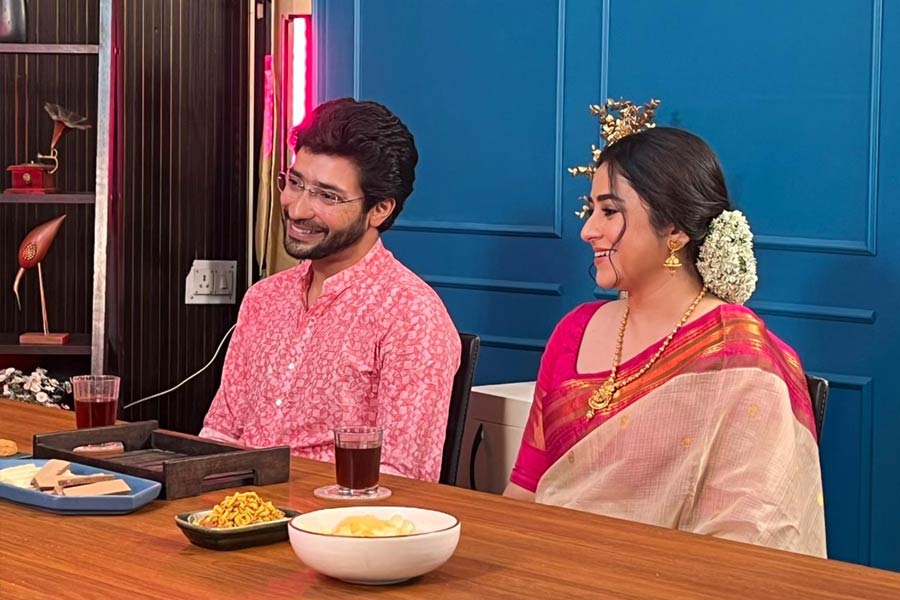 পরিবারের সঙ্গে সময় কাটাতে ভালবাসেন গৌরব-ঋদ্ধিমা। তাই নিয়ম করে সপ্তাহে এক দিন অন্তত সকলে মিলে আড্ডা দেন। বছরে একটা কোথাও ঘুরতে তো যেতেই হবে। এখন তাঁদের দলে যুক্ত হয়েছে ছোট্ট ধীর। নাতির সঙ্গে দেখা করতে আর খেলতে রোজ এক বার করে আসেন দাদু।