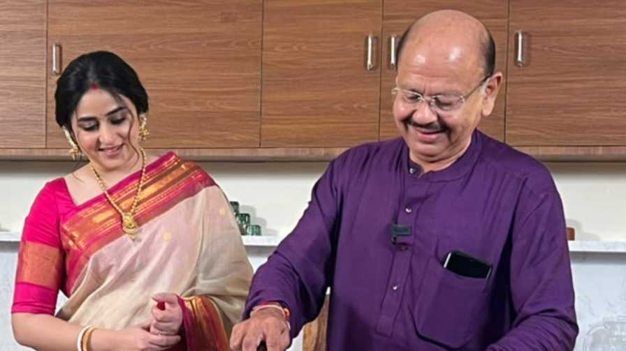 এ বারেও এলাহি খাবারের আয়োজন ছিল তাঁদের। মেনুতে ছিল সরু চালের ভাত, শুক্তো, পাঁচ রকম ভাজা, সব্জি দিয়ে মুগের ডাল, ঝুরঝুরে আলুভাজা, মোচার চপ, পটল চিংড়ি, সর্ষে পাবদা, বাসন্তী পোলাও, পাঁঠার মাংস, চাটনি, পায়েস, মিষ্টি।