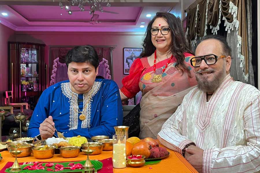 ২০২৬ সালের জামাইষষ্ঠীতে তো সরকার বাড়িতে সাজসাজ রব। কিছু দিন আগেই মেজমেয়ে মৌবনীর বিয়ে দিয়েছেন পিসি সরকার জুনিয়র। জামাই সৌম্যের জন্য এ দিন এলাহি আয়োজন। প্রথম জামাইষষ্ঠী বলে কথা! মেয়ে-জামাইয়ের জন্য আয়োজনে কোনও ত্রুটি রাখতে নারাজ শাশুড়ি। তাই নিজের হাতে জামাইয়ের জন্য রান্না করছেন সর্ষে ইলিশ। সৌম্যের প্রিয় মাছ যে ইলিশ। 