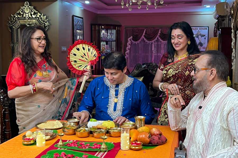 সরকার বাড়িতে জামাইয়ের আতিথেয়তায় যেন কোনও খামতি না থাকে, তার দায়িত্ব দেওয়া হয়েছে দুই বোন মানেকা সরকার এবং মুমতাজ সরকারের উপরে। যদিও একমাত্র জামাইবাবুকে পেয়ে দুই শ্যালিকাকে খুনসুটি করতেই দেখা গেল। নিজেদের বিয়ে হলে কোনও ভাবেই যেন তাঁরা কম কিছু না পান, তার জন্য তদারকিও চলল বিশাল।