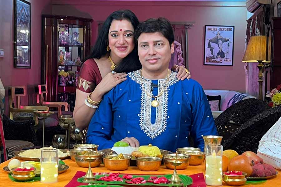 সারা বছরই কর্মসূত্রে দেশ-বিদেশে যেতে হয় পিসি সরকারকে। ফলে বিয়ের পর থেকে সে ভাবে জামাইষষ্ঠী খাওয়া হয়ে ওঠেনি তাঁর। তাই আরও বেশি করে নিজের জামাইয়ের জন্য সবরকমের আয়োজন করার চেষ্টা করেছেন তিনি। 