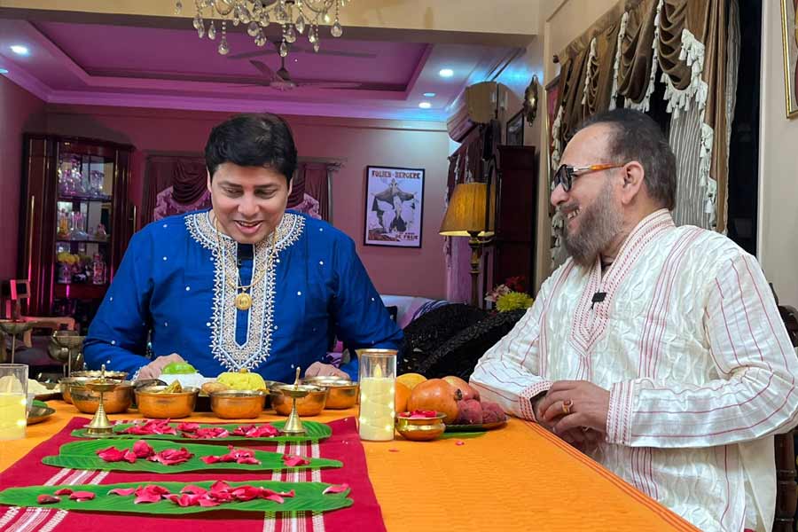 নতুন জামাইয়ের জন্য মেনুতে ছিল গরম ভাত, বাসন্তী পোলাও, গন্ধরাজ চিকেন ফ্রাই, শুক্তো, পাঁচ রকম ভাজা, মুগের ডাল, আলুভাজা, ইলিশ মাছের মাথা দিয়ে কচু শাক, সর্ষে ইলিশ, পাবদার ঝাল, চাটনি, পায়েস, মিষ্টি।