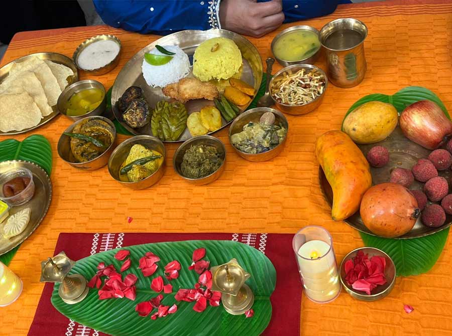 বিয়ের আগে রান্না করতে পারতেন না মৌবনী। এ দিকে স্বামী সৌম্য বেজায় ভোজনরসিক। তাই মৌবনী শিখে নিয়েছেন রান্না। এখন নিয়ম করে স্বামীর জন্য নিত্যনতুন পদ রাঁধেন তিনি। যদিও জামাইষষ্ঠীতে জামাইয়ের জন্য ছিল শাশুড়ির হাতের রান্না। হাতপাখা দিয়ে হাওয়া করতে করতেই নিয়ম পালন করে সরকার পরিবার।