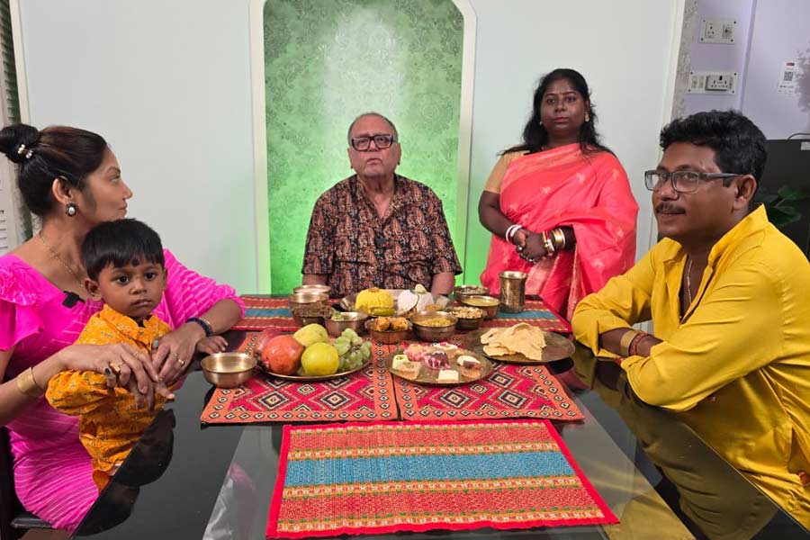 বাঙালি মানেই ভোজনরসিক। আর তা যদি কোনও বিশেষ দিন হয়, তা হলে তো আর কথাই নেই। ২০২০ সালের ১৬ জানুয়ারি আইনি বিয়ে সারেন দীপঙ্কর দে এবং দোলন রায়। তারপর থেকেই দোলনের মা পালন করেন জামাইষষ্ঠী। এখন তিনি অসুস্থ। তাই গত কয়েকটা বছর রেস্তরাঁয় গিয়েই খাওয়াদাওয়া করেন তারকাদম্পতি।