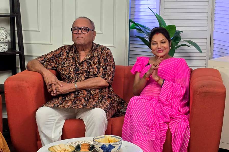 দোলনের ভাই দুর্গাশিস রায় এবং ভাইয়ের স্ত্রী ঋতিকা রায়। তাঁরা একসঙ্গে এখন মাঝেমাঝেই আড্ডা দেন। খাওয়াদাওয়া করেন। সপ্তাহে এক দিন জমিয়ে খাওয়া-দাওয়া আর আড্ডা জমে তাঁদের হাইল্যান্ড পার্কের বাড়িতে। আনন্দবাজার ডট কম-এ সানরাইজ় প্রেজ়েন্টস ‘জামাইবরণ’ অনুষ্ঠানে দীপঙ্কেরর জন্য চিংড়ি রান্না করলেন দোলনের ভাইয়ের স্ত্রী।