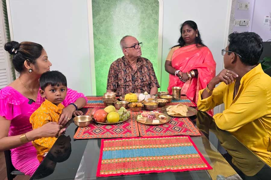 জামাইষষ্ঠীর খাওয়াদাওয়ার বিষয়টা বেশ পছন্দ করেন দীপঙ্কর। তাই আয়োজনও হয়েছিল অন্যরকম। জামাইষষ্ঠীর বিশেষ খাওয়াদাওয়ার তালিকায় ছিল ভাত, মিষ্টি পোলাও, শুক্তো, পাঁচ রকমের ভাজা, সোনা মুগের ডাল, আলুভাজা, লাউ চিংড়ি, ফিস ফ্রাই, চিংড়ির মালাইকারি, সর্ষে পাবদা, আমের চাটনি, পাঁপড়, পায়েস, মিষ্টি।