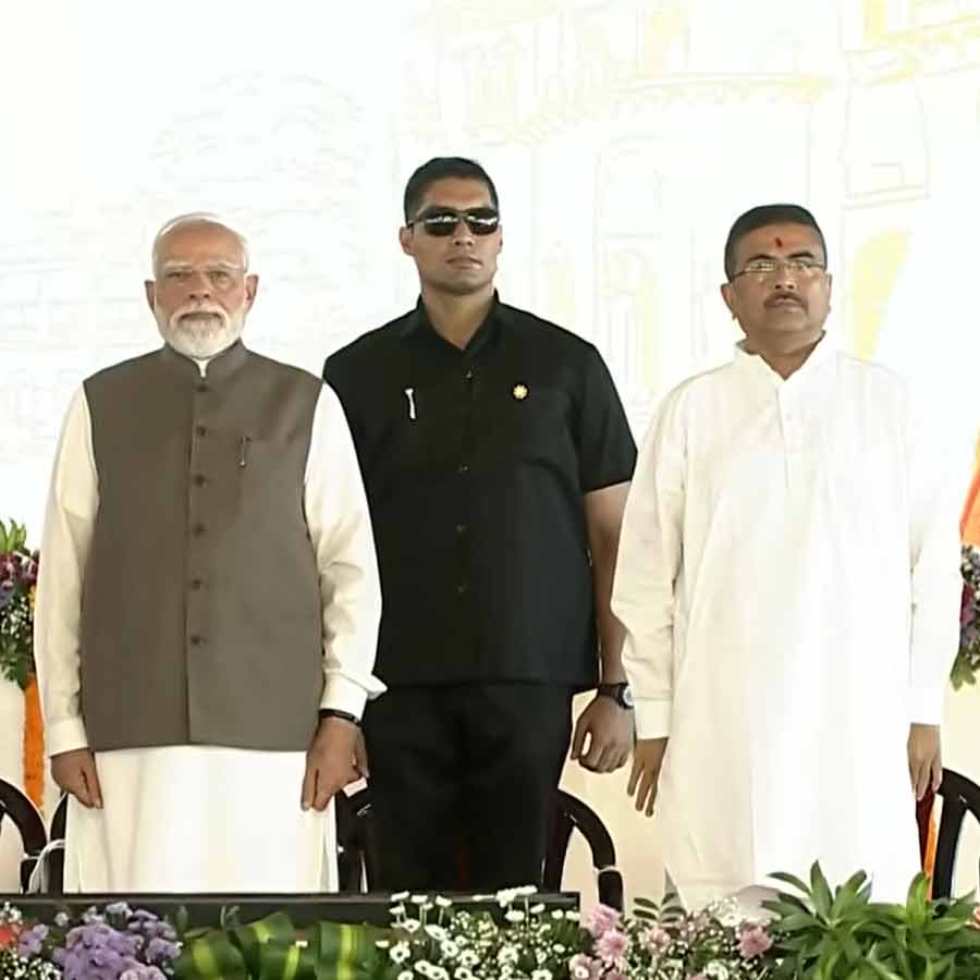 পশ্চিমবঙ্গ দিবস উদ্‌যাপনে শনিবার তারকেশ্বরে প্রধানমন্ত্রী নরেন্দ্র মোদী। রয়েছেন মুখ্যমন্ত্রী শুভেন্দু অধিকারীও।