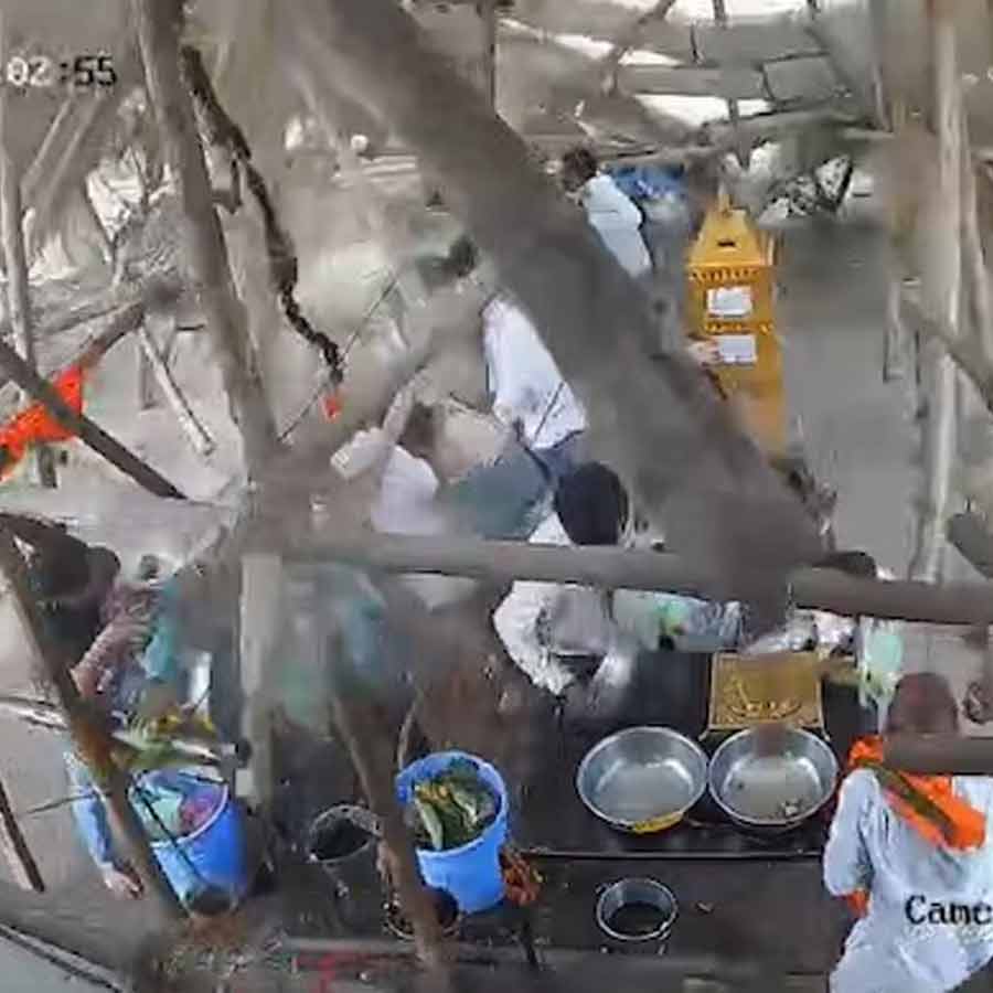 Devotees feared trapped after temple roof collapses in Maharashtra