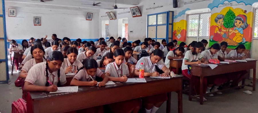 যাদবপুরের আদর্শ বালিকা শিক্ষায়তনে প্রতিযোগিতায় অংশ নেয় ছাত্রীরা।