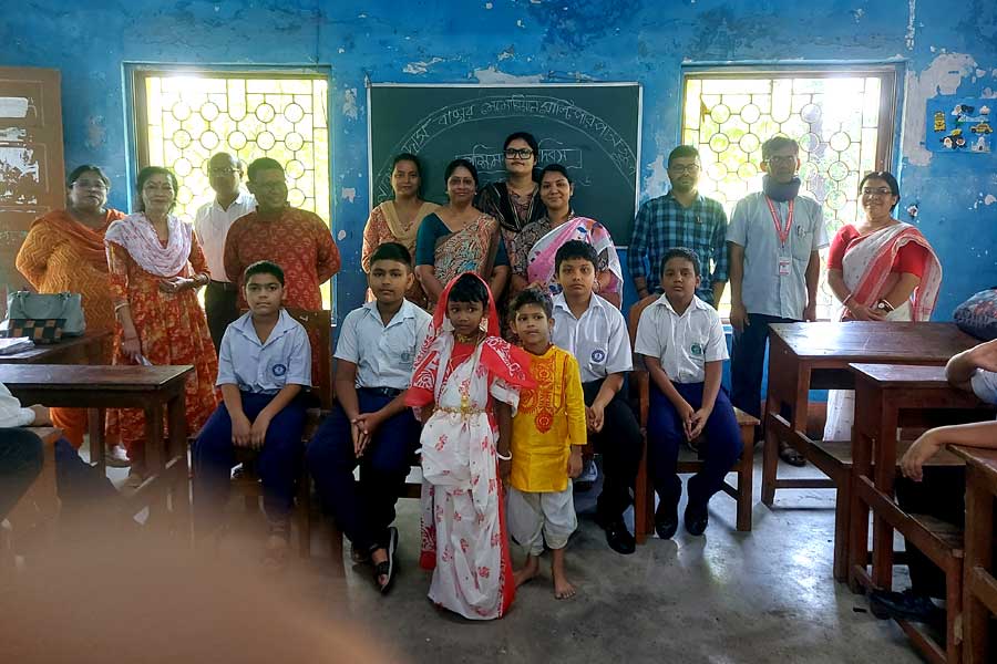 দমদমের নারায়ণ দাস বাঙ্গুর মেমোরিয়াল মাল্টিপারপাস স্কুলেও যোগ দেয় খুদে পড়ুয়ারাও।