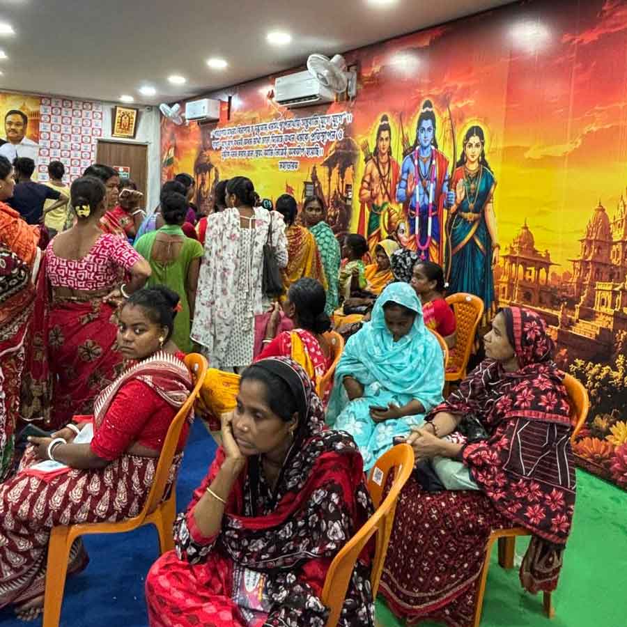 সরিষাহাটে বিজেপির মণ্ডল কার্যালয়ে মহিলাদের ভিড়। 