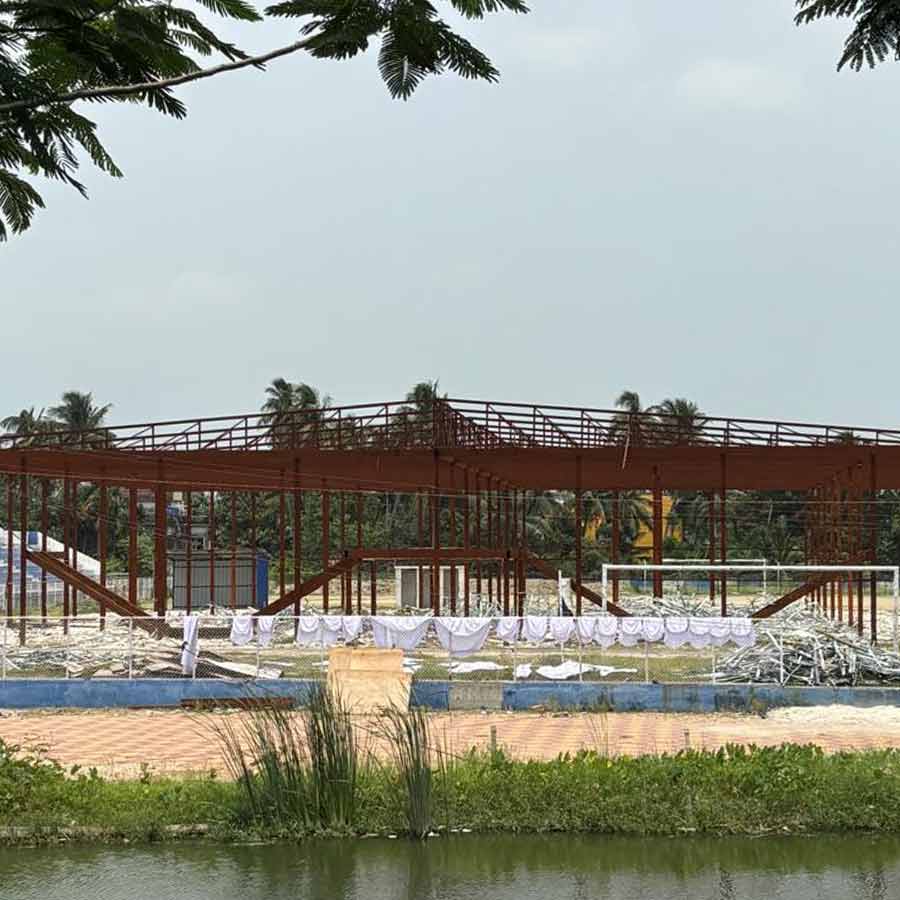 ডায়মন্ড হারবার এসডিও গ্রাউন্ডে সেবাশ্রয়ের জংধরা কাঠামো।