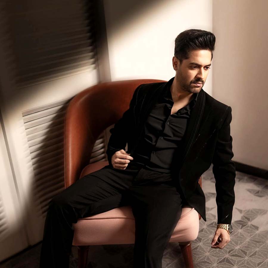 প্রযোজনায় হাতেখড়ি বিক্রমের।