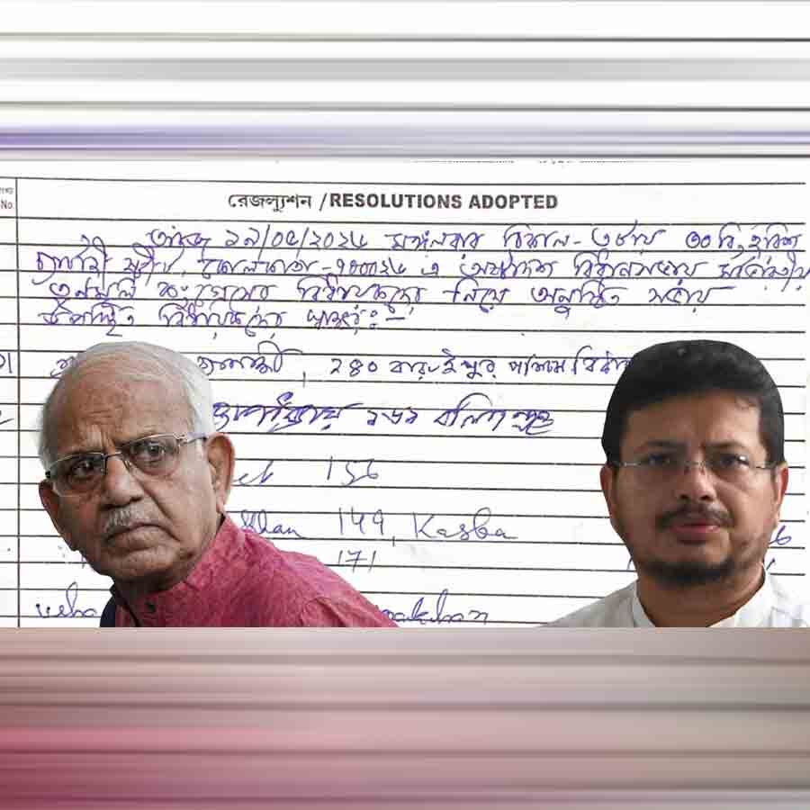 (বাঁ দিকে) বালিগঞ্জের বিধায়ক শোভনদেব চট্টোপাধ্যায়। উলুবেড়িয়া পূর্বের বিধায়ক তথা বিরোধী দলনেতা ঋতব্রত বন্দ্যোপাধ্যায় (ডান দিকে)।
